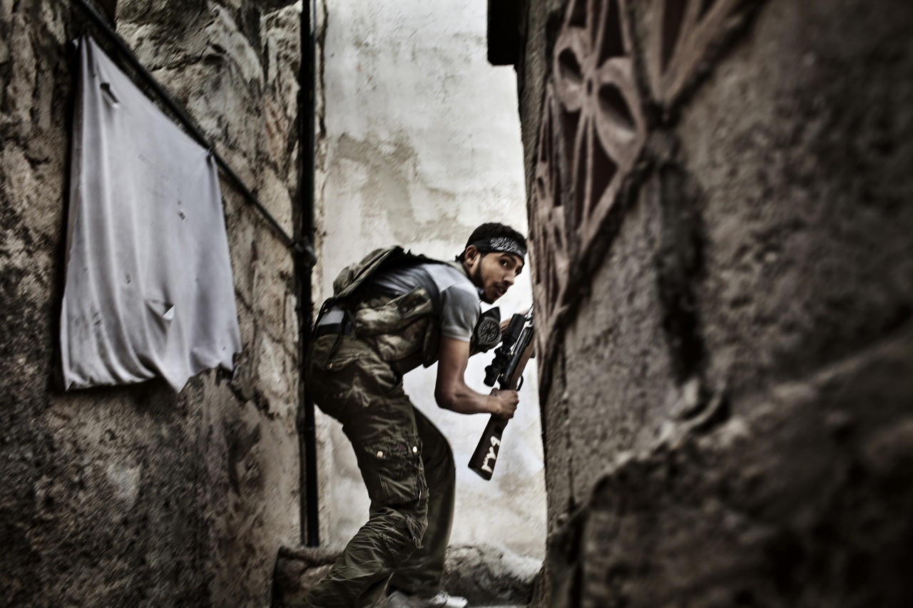world-press-photo-2012 - Fabio Bucciarelli  Italy  Agence France-Presse Battle to Death  Aleppo  Syria  October December